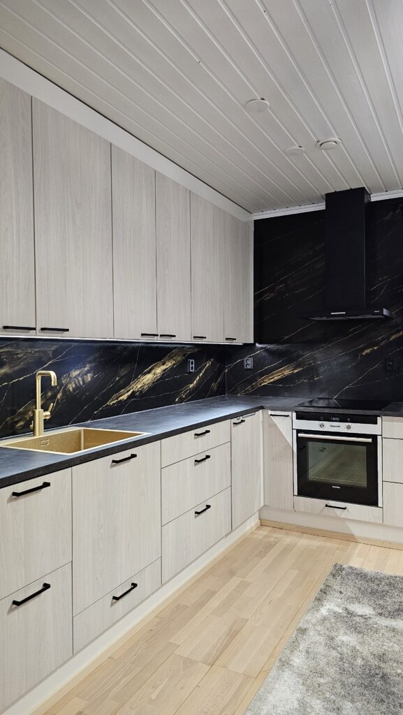 musta-kultainen marmorijäljitelmä