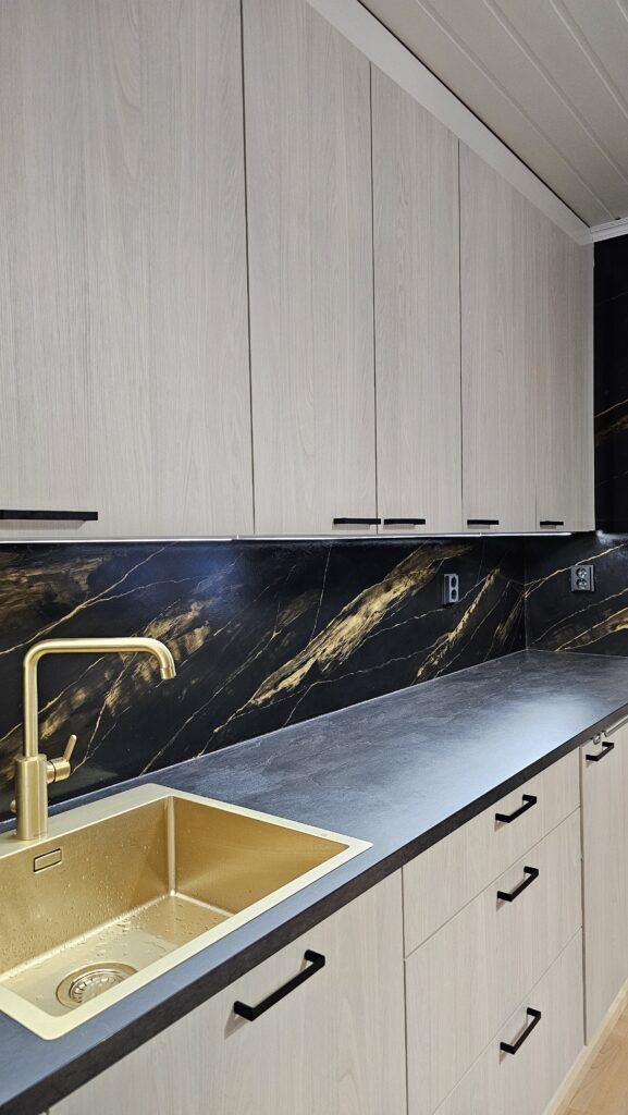 marmorijäljitelmäkuvio hartsipinnoitteella