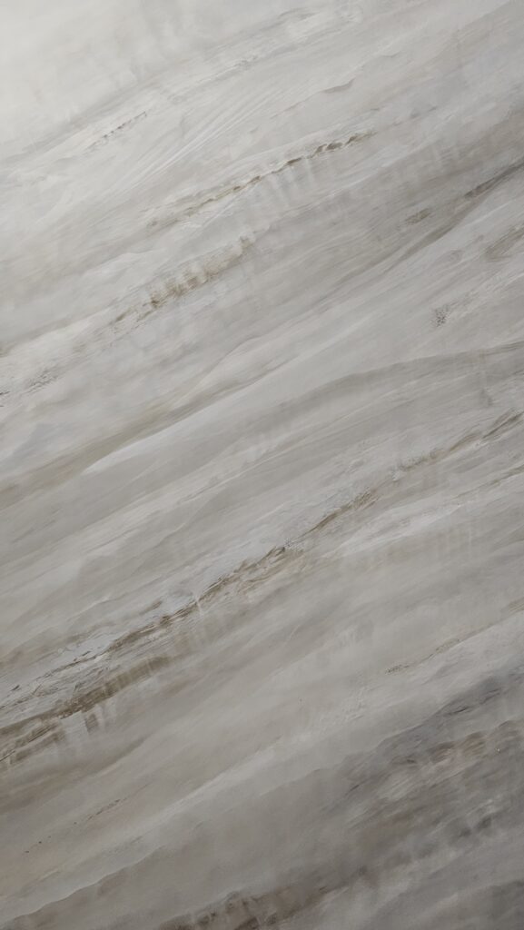 Vaalea marmorijäljitelmä